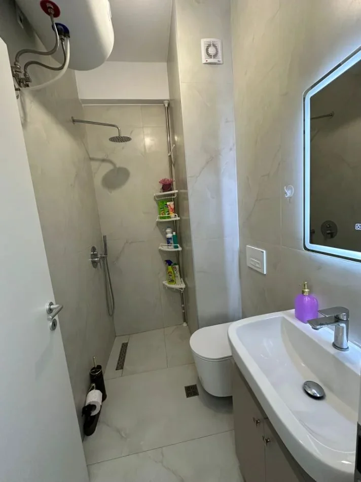 Tirane, jepet me qera apartament 1+1+Ballkon Kati 6, 60 m² 450 € (ALI DEMI)