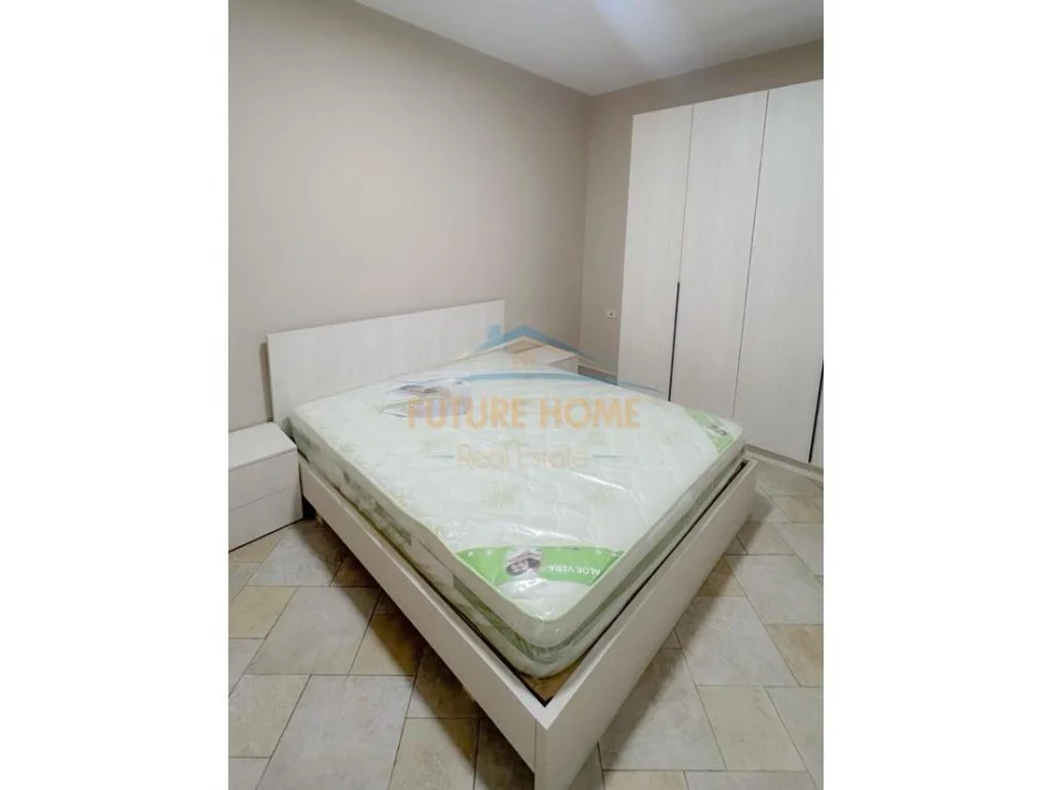 Tirane, jepet me qera apartament 1+1+Ballkon Kati 15, 47 m² 650 € (Qender)