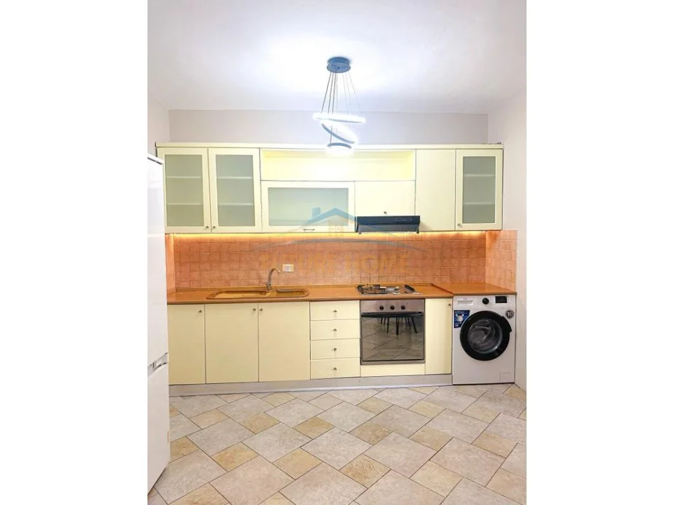 Tirane, jepet me qera apartament 1+1+Ballkon Kati 15, 60 m² 550 € 