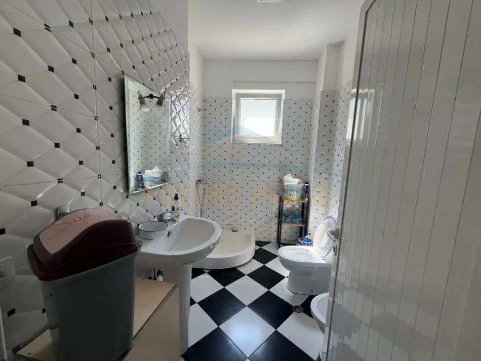 Tirane, jepet me qera apartament 2+1+Ballkon Kati 2, 90 m² 600 € (Kompleksi Fz, Liqeni i Thate)