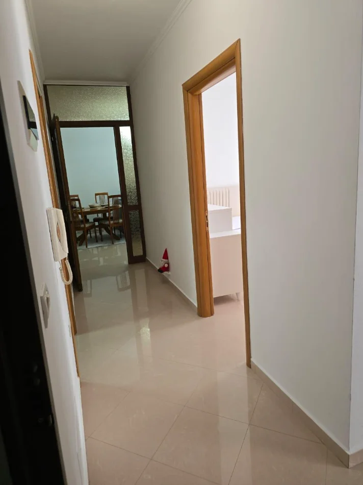Tirane, jepet me qera apartament 2+1+Ballkon Kati 8, 115 m² 700 € (5 maji)