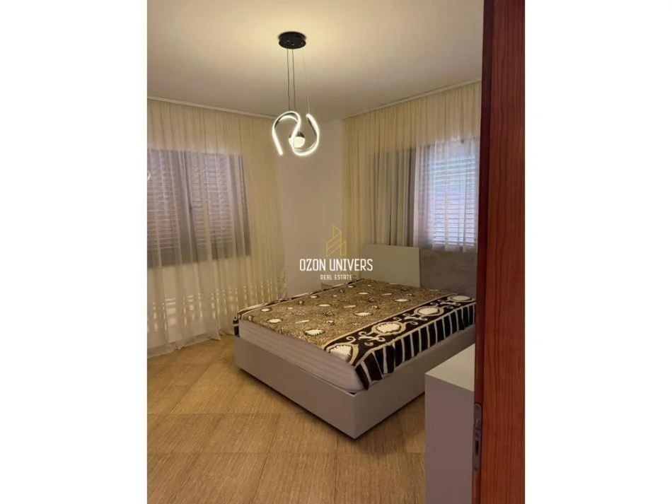 Tirane, jepet me qera apartament 3+1 Kati 4, 143 m² 500 € 
