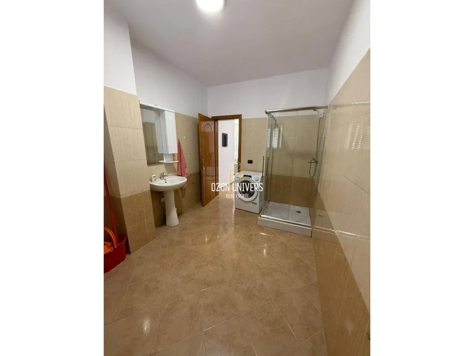 Tirane, jepet me qera apartament 3+1 Kati 4, 143 m² 500 € 