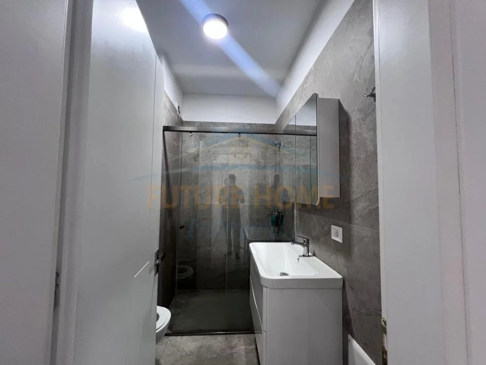 Tirane, jepet me qera apartament 2+1+Ballkon Kati 4, 73 m² 600 € (Rezidenca Erli)