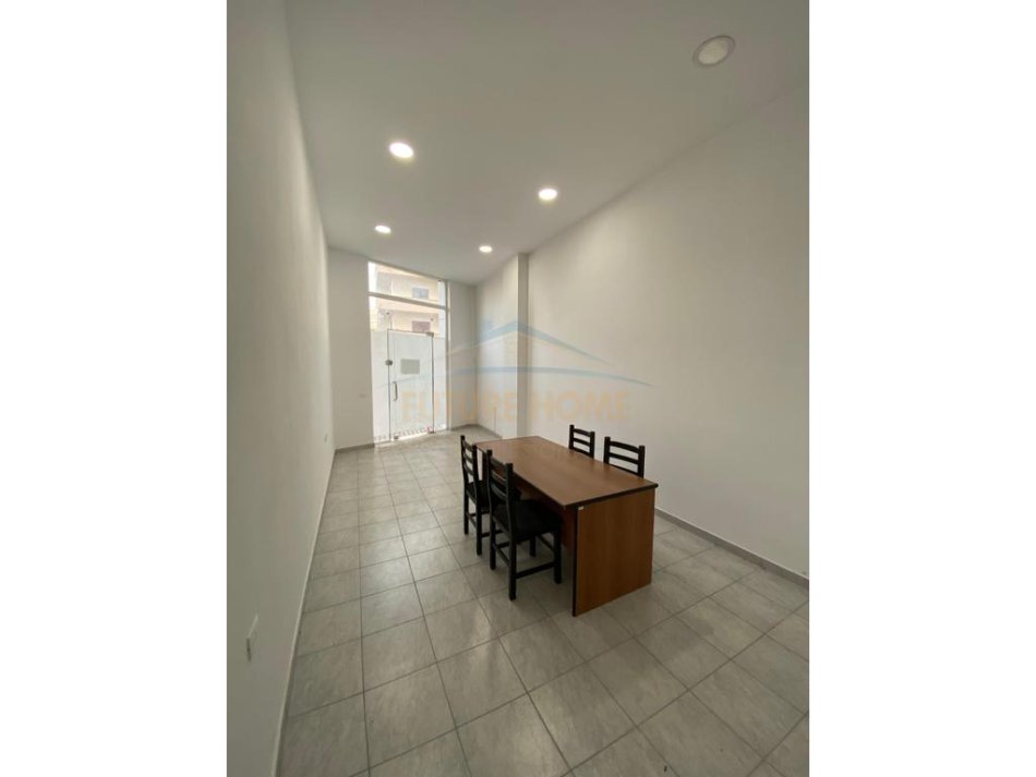 Tirane, jepet me qera ambjent biznesi Kati 0, 32 m² 250 € 