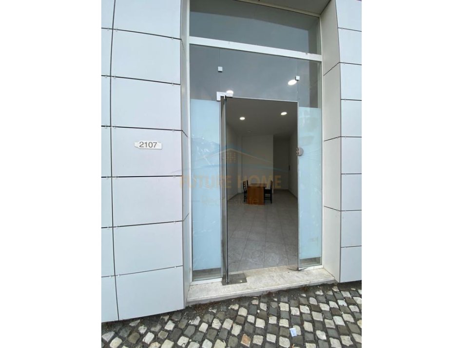 Tirane, jepet me qera ambjent biznesi Kati 0, 32 m² 250 € 