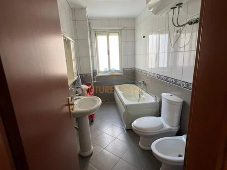 Tirane, jepet me qera apartament 2+1 Kati 2, 114 m² 650 € 