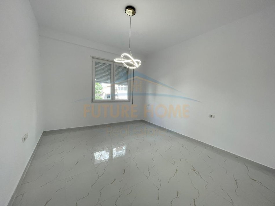 Tirane, jepet me qera ambjent biznesi Kati 1, 90 m² 1.000 € 