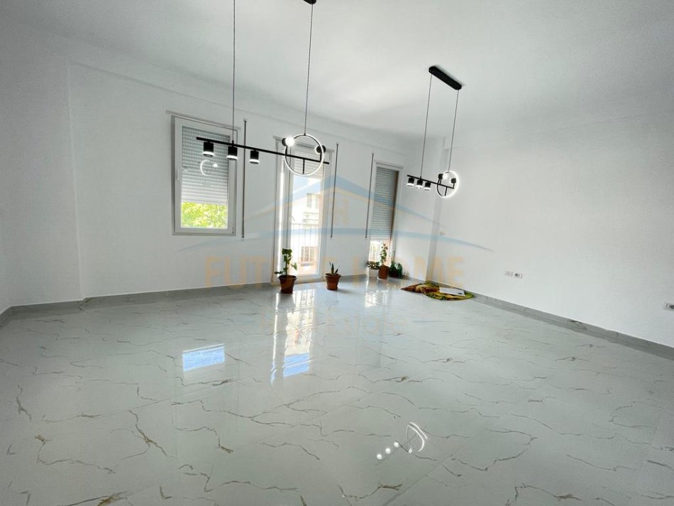 Tirane, jepet me qera ambjent biznesi Kati 1, 90 m² 1.000 € 