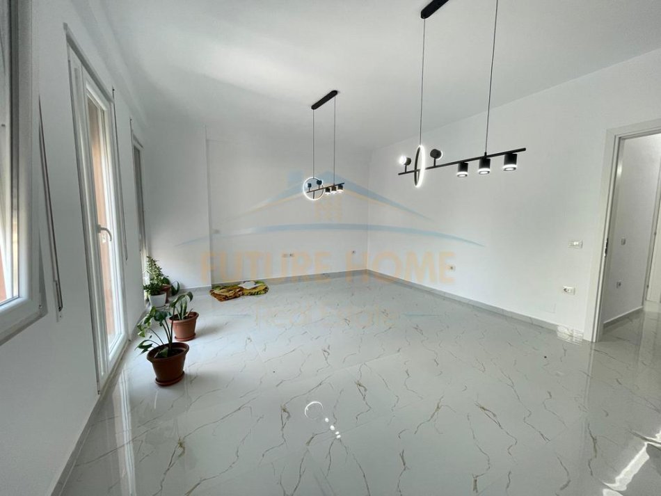 Tirane, jepet me qera ambjent biznesi Kati 1, 90 m² 1.000 € 