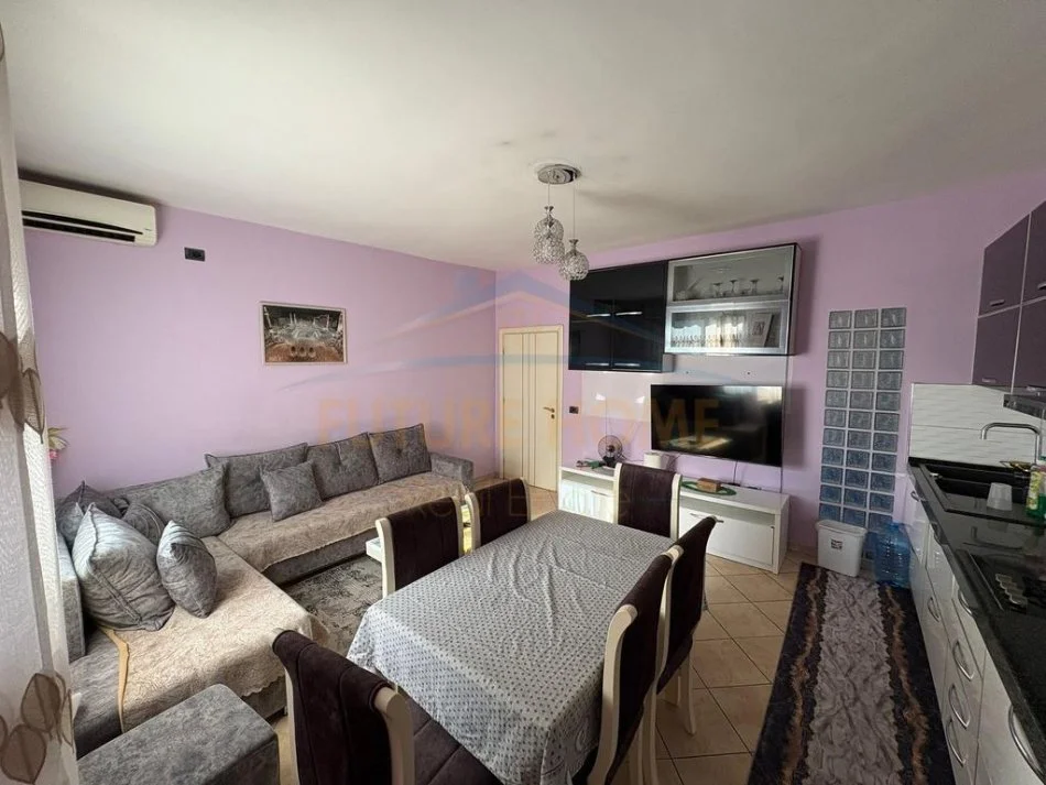 Durres, jepet me qera apartament 1+1 Kati 4, 55 m² 400 € (Markata , Durres.)