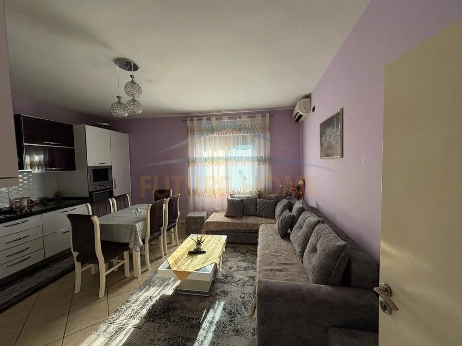 Durres, jepet me qera apartament 1+1 Kati 4, 55 m² 400 € (Markata , Durres.)