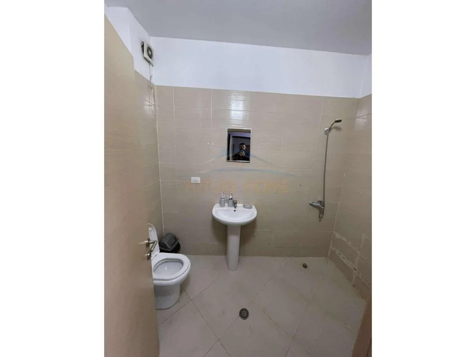Tirane, jepet me qera apartament 1+1+Ballkon Kati 2, 70 m² 430 € (Unaza e Re)