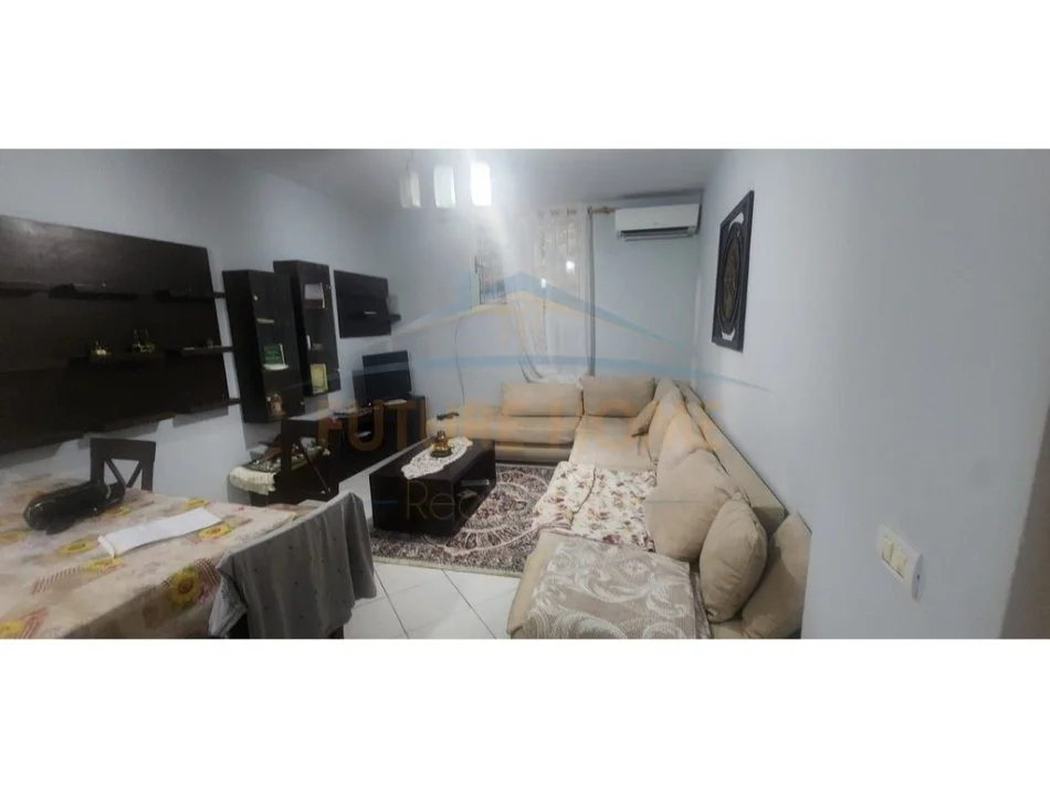 Prane Bibliotekes, shitet apartament 2+1 Kati 1, 100 m² 115.000 € (Durres)