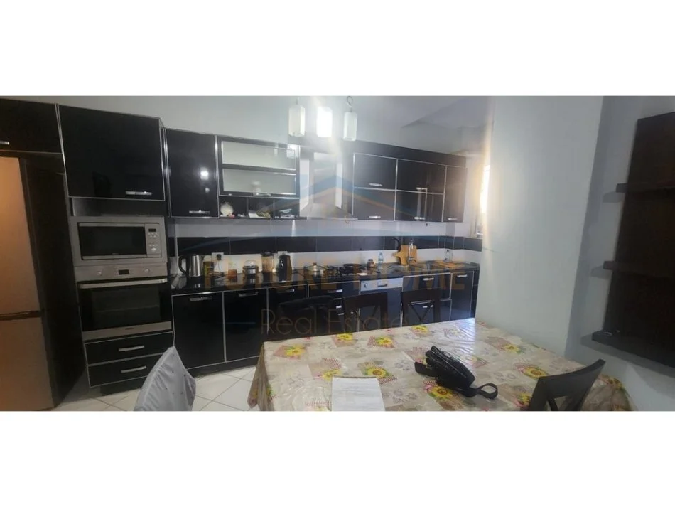 Durres, shitet apartament 2+1 Kati 1, 100 m² 105.000 € (PRANE BIBLIOTEKES)