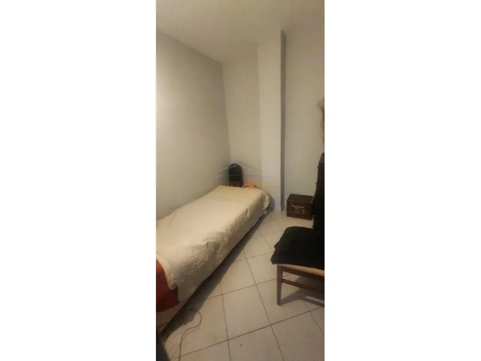 Prane Bibliotekes, shitet apartament 2+1 Kati 1, 100 m² 115.000 € (Durres)