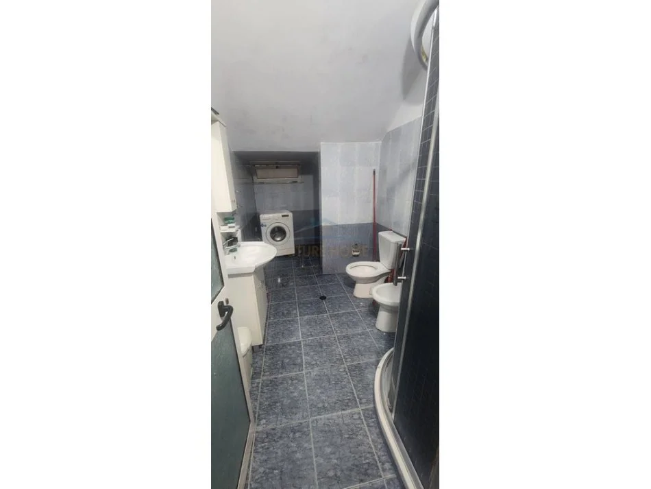 Prane Bibliotekes, shitet apartament 2+1 Kati 1, 100 m² 115.000 € (Durres)