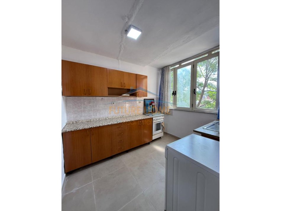 Tirane, jepet me qera apartament 3+1 Kati 4, 81 m² 600 € (21Dhjetori, pranë Mozaikut të Tiranës)