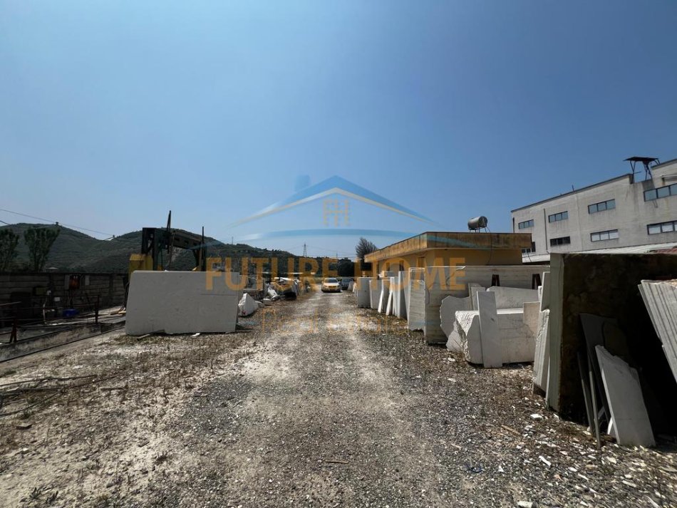 Tirane, shitet truall , 2.095 m² 800.000 € (Vaqarr)