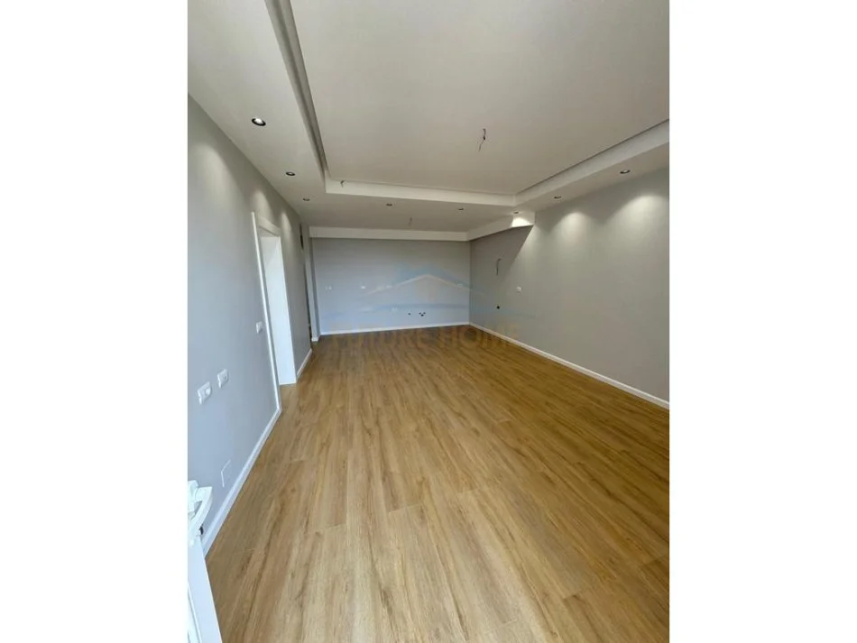Tirane, shitet apartament 3+1+Ballkon Kati 2, 137 m² 175.000 € (FRESKU)