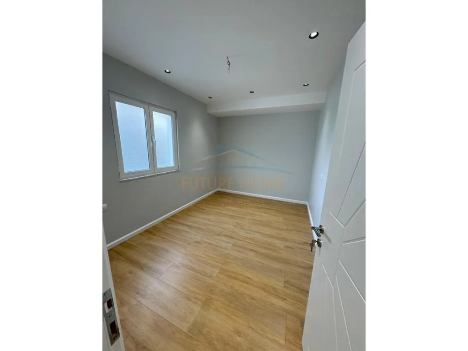Tirane, shitet apartament 3+1+Ballkon Kati 2, 137 m² 175.000 € (FRESKU)