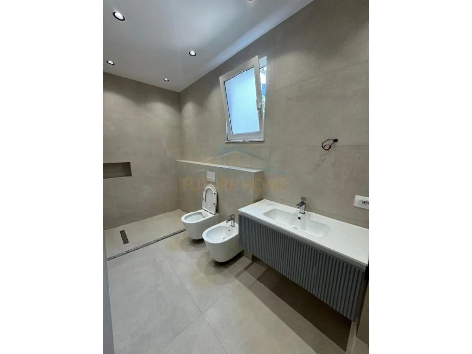 Tirane, shitet apartament 3+1+Ballkon Kati 2, 137 m² 175.000 € (FRESKU)