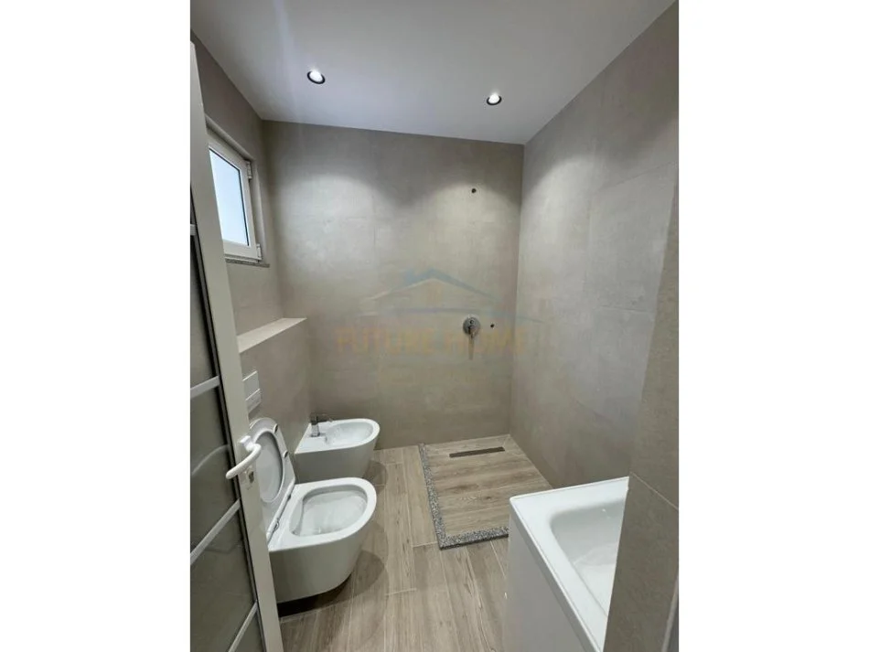 Tirane, shitet apartament 3+1+Ballkon Kati 2, 137 m² 175.000 € (FRESKU)