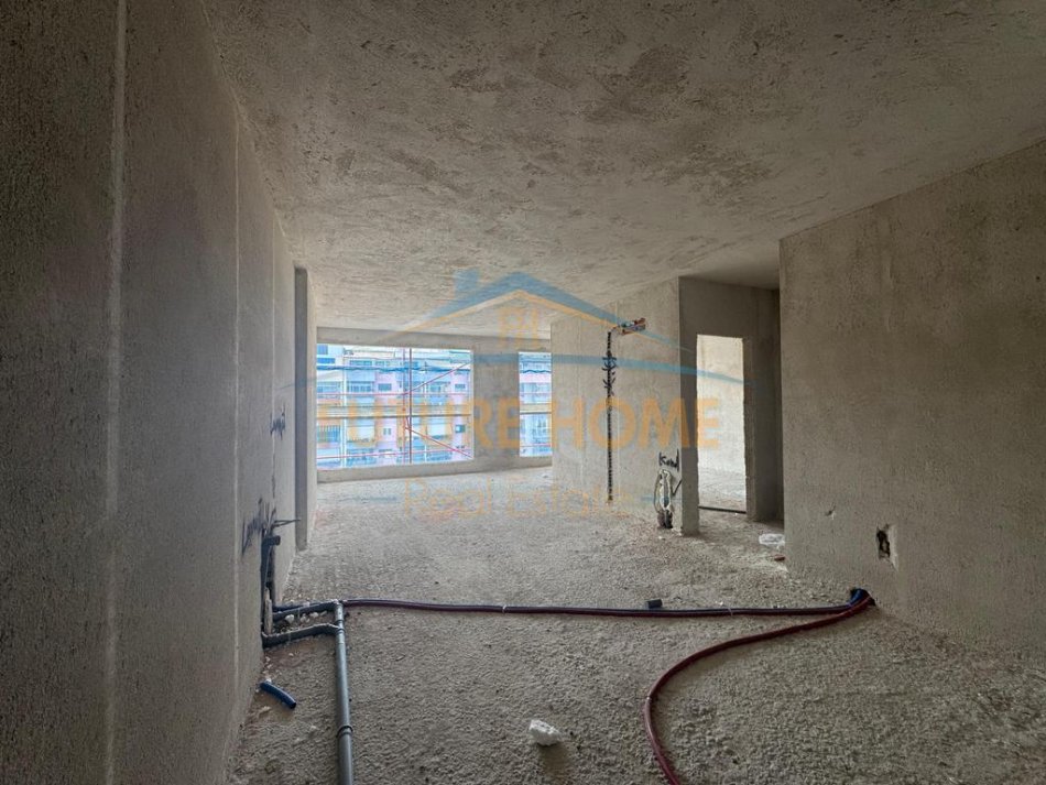 Tirane, shitet truall , 2.095 m² 800.000 € (Vaqarr)