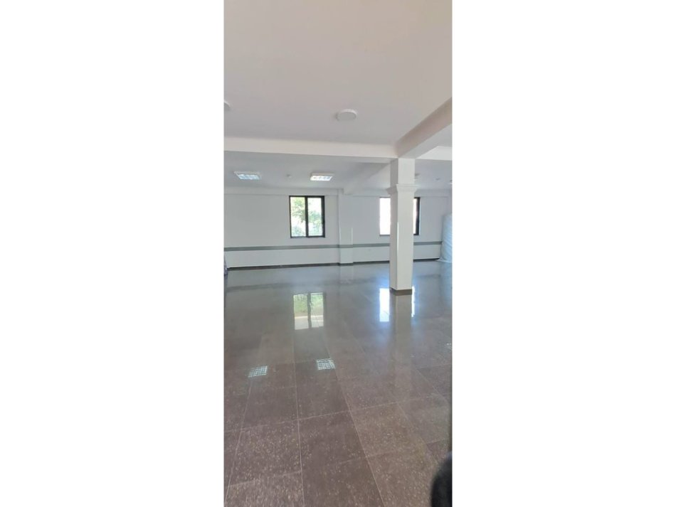 Tirane, jepet me qera ambjent biznesi Kati 0, 196 m² 3.000 € 