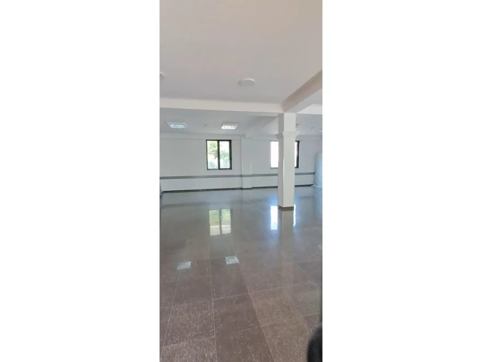 Tirane, jepet me qera ambjent biznesi Kati 0, 196 m² 3.000 € 