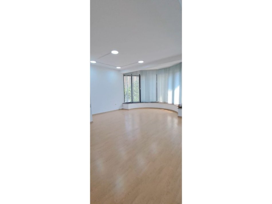 Tirane, jepet me qera ambjent biznesi Kati 0, 196 m² 3.000 € 