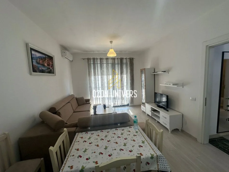 Tirane, jepet me qera apartament 3+1+Ballkon , 100 m² 600 € (kinostudio)