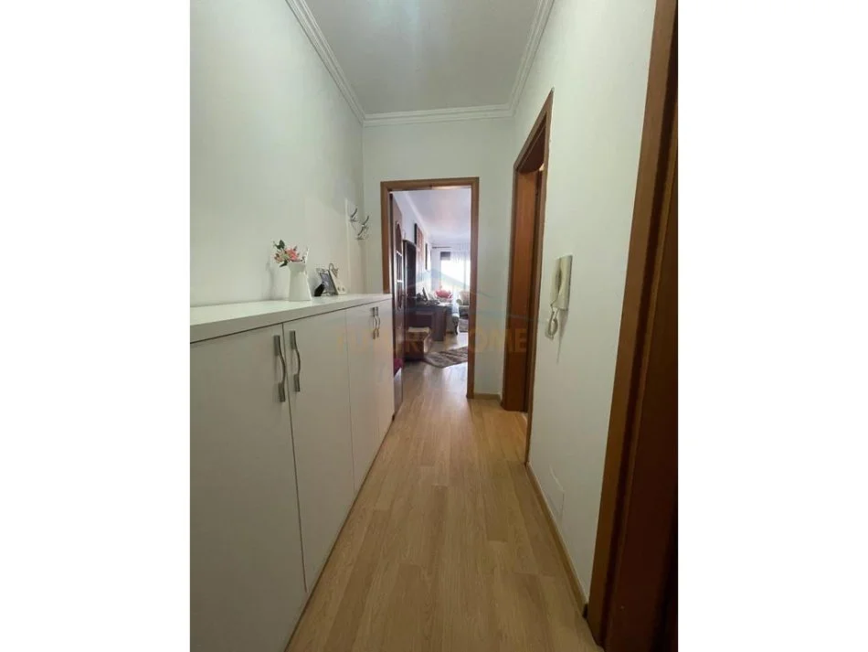 Tirane, jepet me qera apartament 3+1+Aneks+Ballkon Kati 5, 115 m² 650 € 