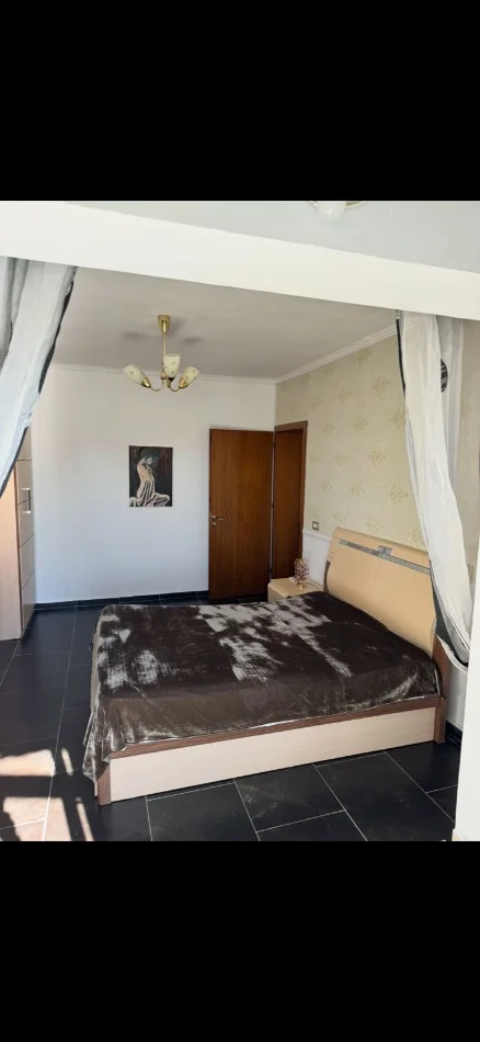 Tirane, jepet me qera apartament 2+1 Kati 5, 100 m² 600 € (Bar Oslo Rruga Bardhyl)