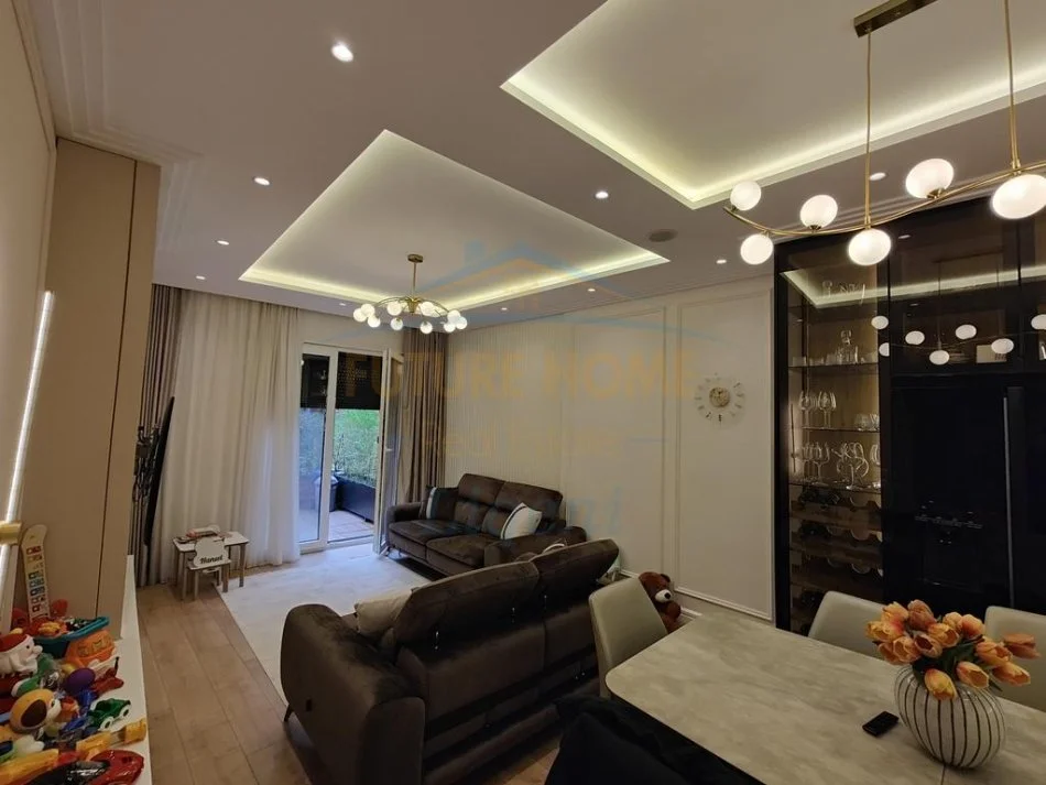 Tirane, shitet apartament 2+1 Kati 1, 330.000 € 