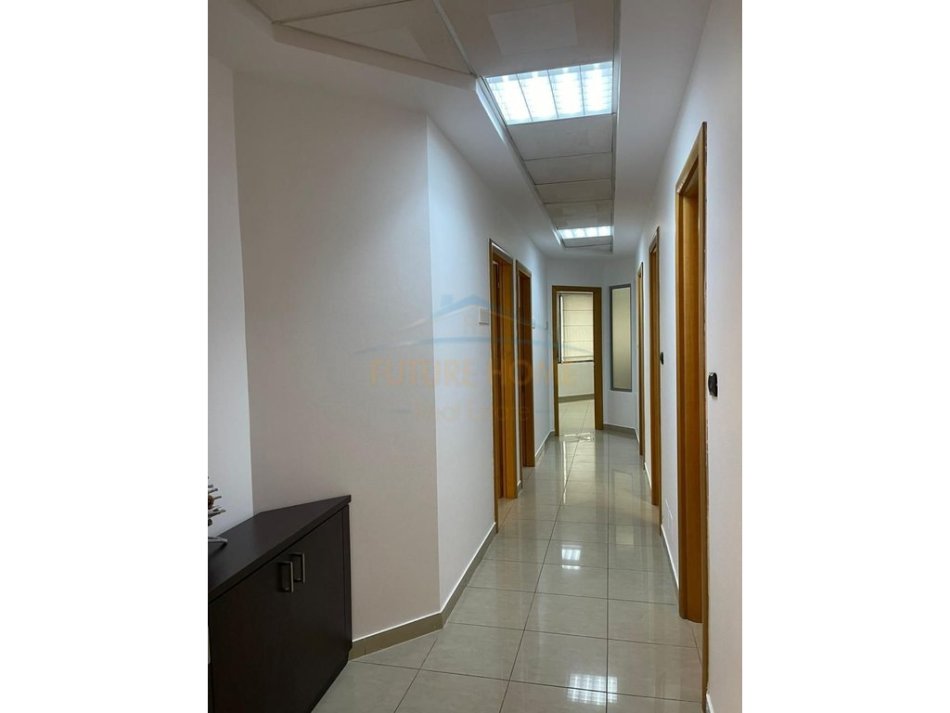 Tirane, jepet me qera ambjent biznesi Kati 5, 112 m² 1.700 € 