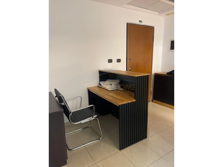 Tirane, jepet me qera ambjent biznesi Kati 5, 112 m² 1.700 € 