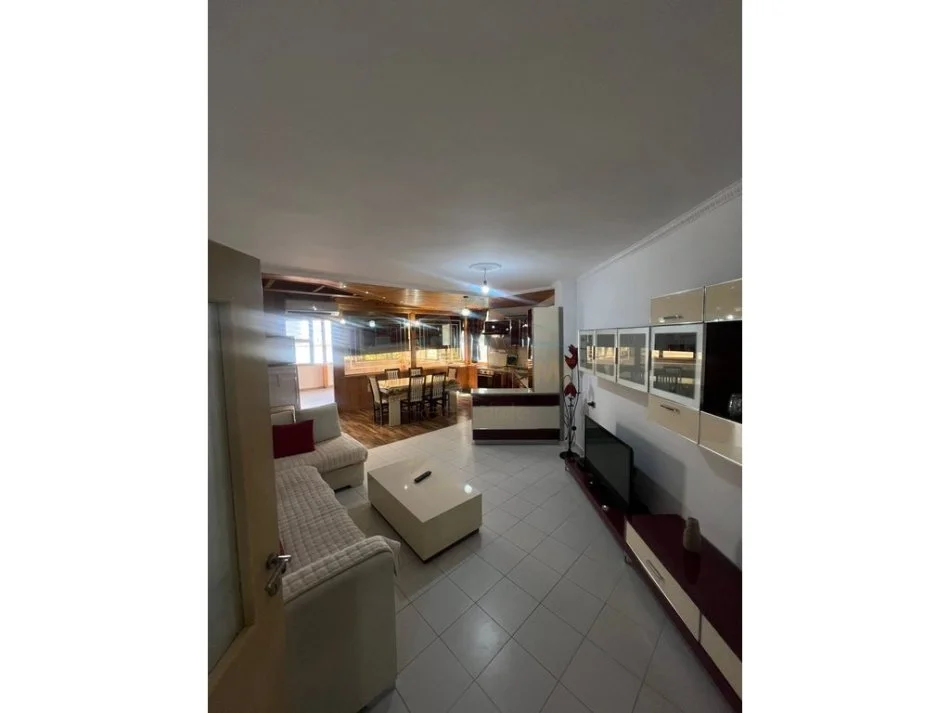 Tirane, jepet me qera apartament 2+1 Kati 2, 95 m² 550 € 