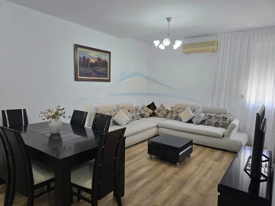 Tirane, jepet me qera 2+1 Kati 3, 93 m² 700 € 