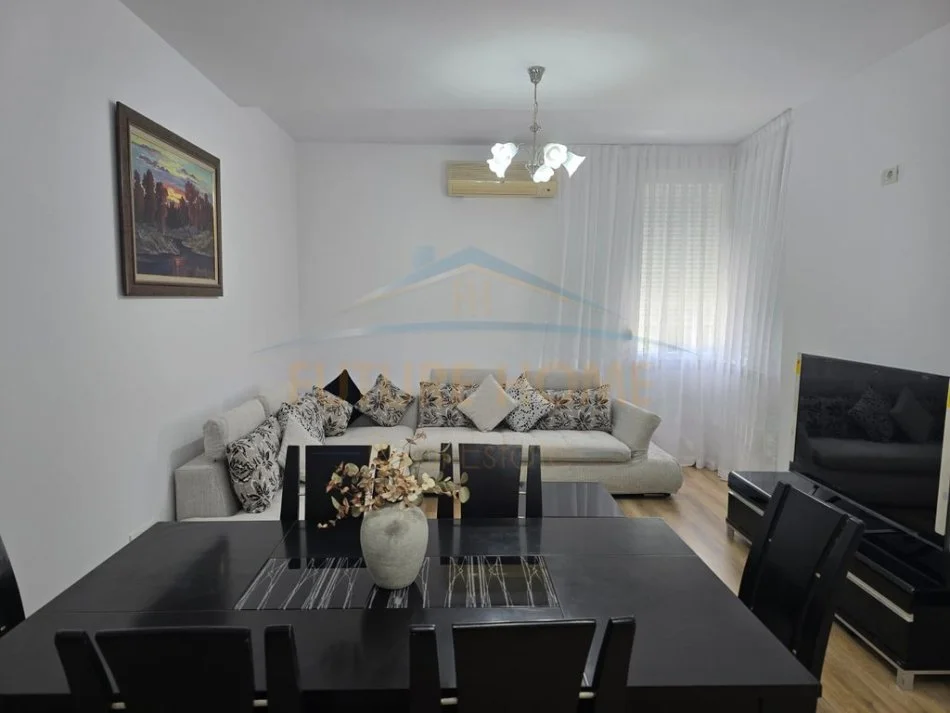 Tirane, jepet me qera 2+1 Kati 3, 93 m² 700 € 