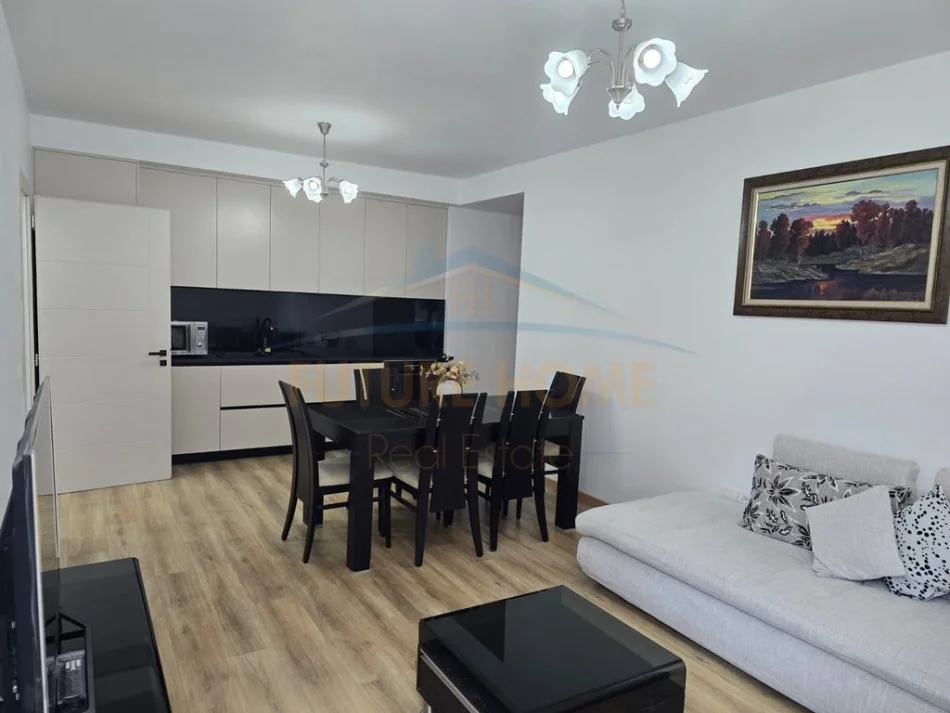 Tirane, jepet me qera 2+1 Kati 3, 93 m² 700 € 