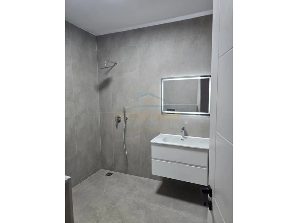 Tirane, jepet me qera apartament 2+1 Kati 3, 93 m² 700 € 