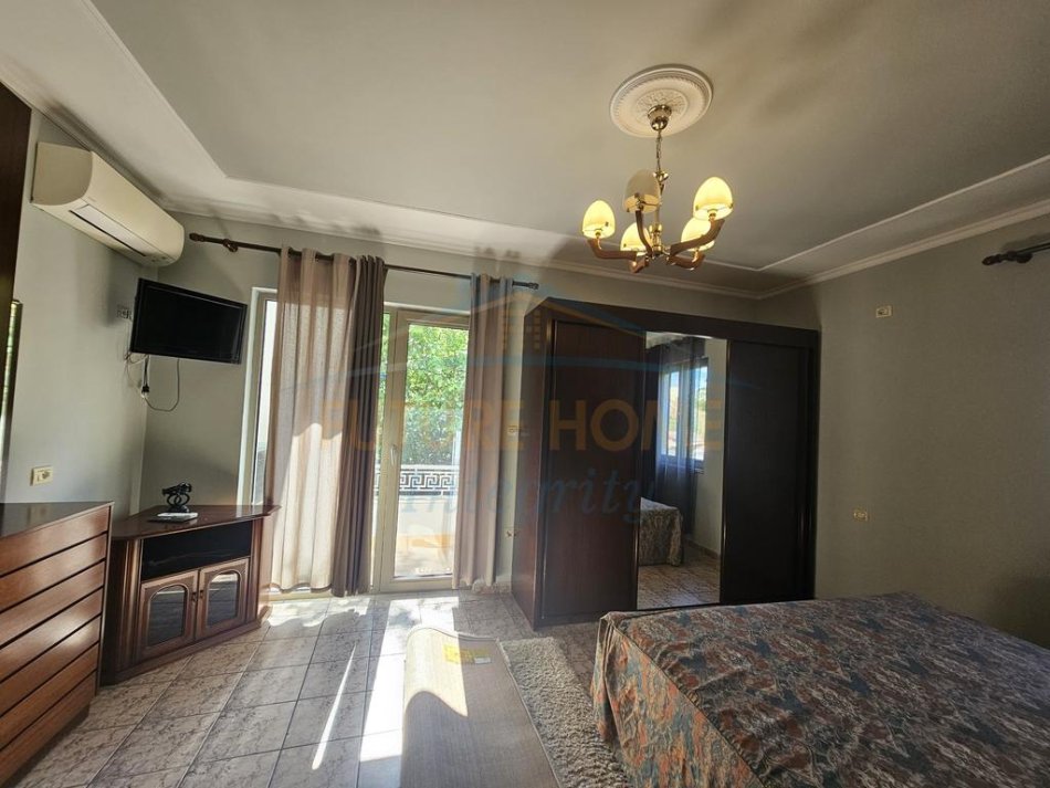 Tirane, jepet me qera apartament 3+1 Kati 2, 130 m² 700 €