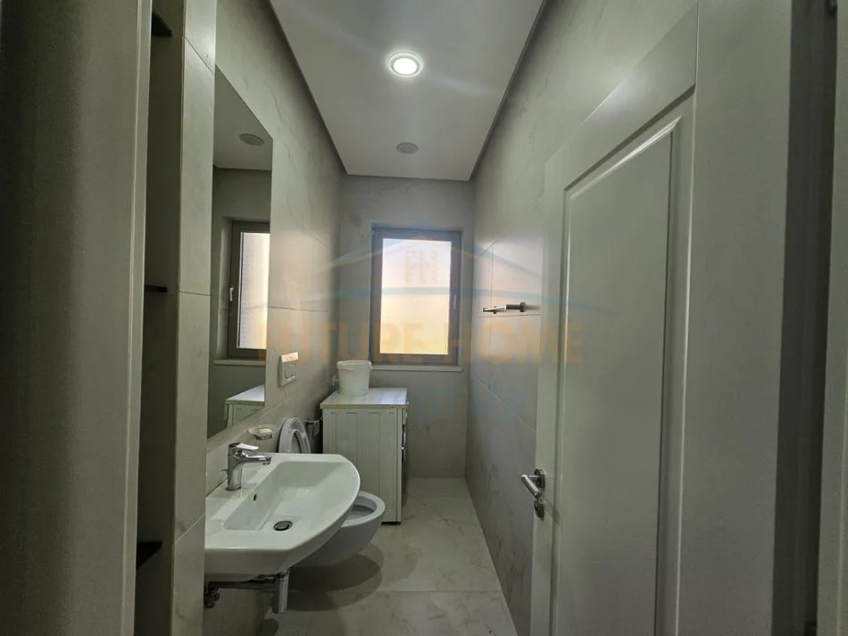 Tirane, jepet me qera apartament 3+1 Kati 2, 130 m² 800 €