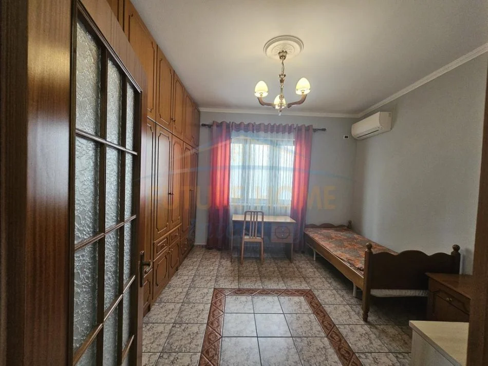 Tirane, jepet me qera apartament 3+1 Kati 2, 130 m² 800 €