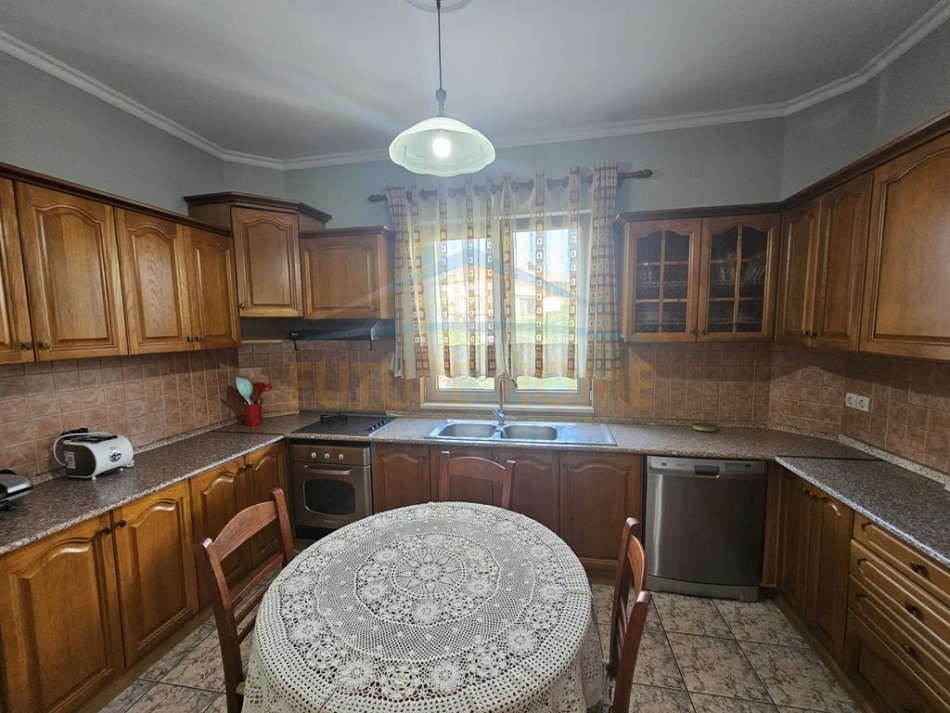 Tirane, jepet me qera apartament 3+1 Kati 2, 130 m² 800 € (në rrugën Todi Shkurti)