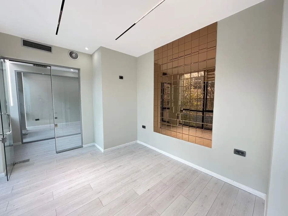 Tirane, jepet me qera zyre , 135 m² 1.350 € (Ambassador 1)