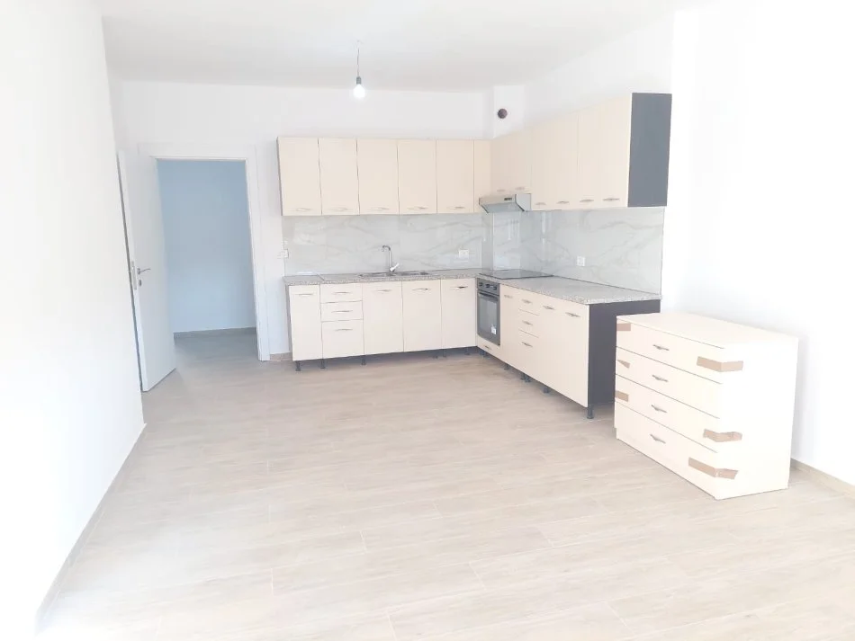 !DHENE! Durres, jepet me qera apartament 3+1+Aneks+Ballkon Kati 4, 127 m² 250 € (Ish Urt)