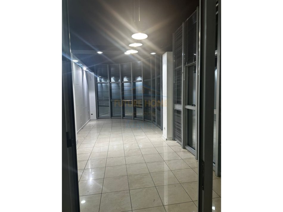 Tirane, jepet me qera ambjent biznesi Kati 1, 70 m² 800 € 