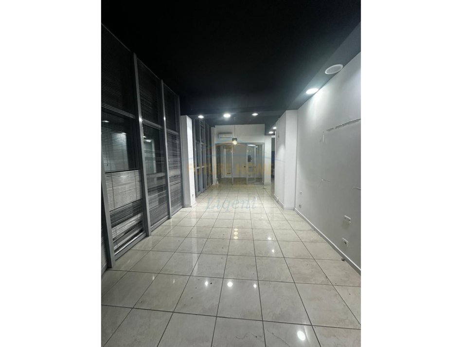 Tirane, jepet me qera ambjent biznesi Kati 1, 70 m² 800 € 